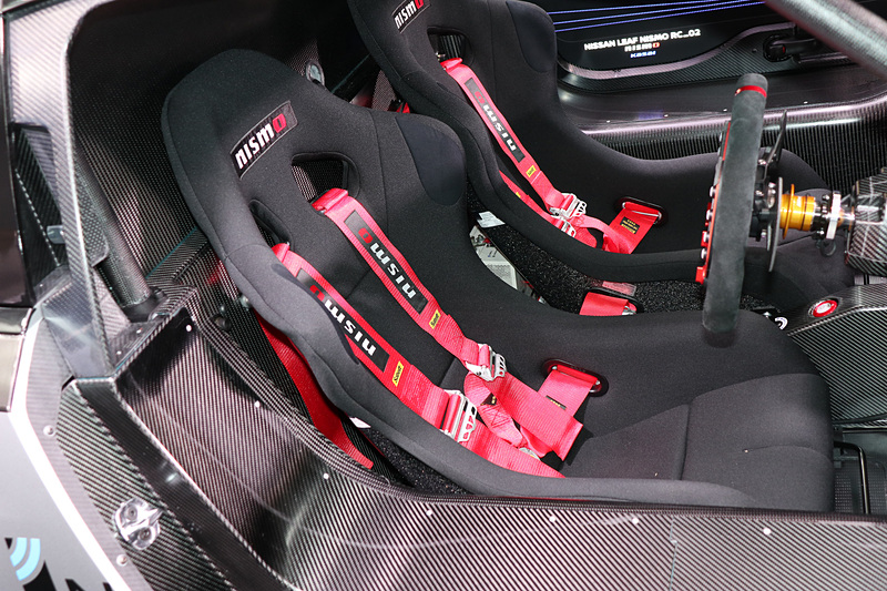 フルバケットシートと4点式シートベルトを備える