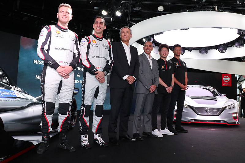 両サイドにいる4人が日産のフォーミュラE参戦ドライバー。カルカモ氏の左隣に立っているのがe.dams 共同創設者およびチーム監督 ジャンポール・ドリオ氏