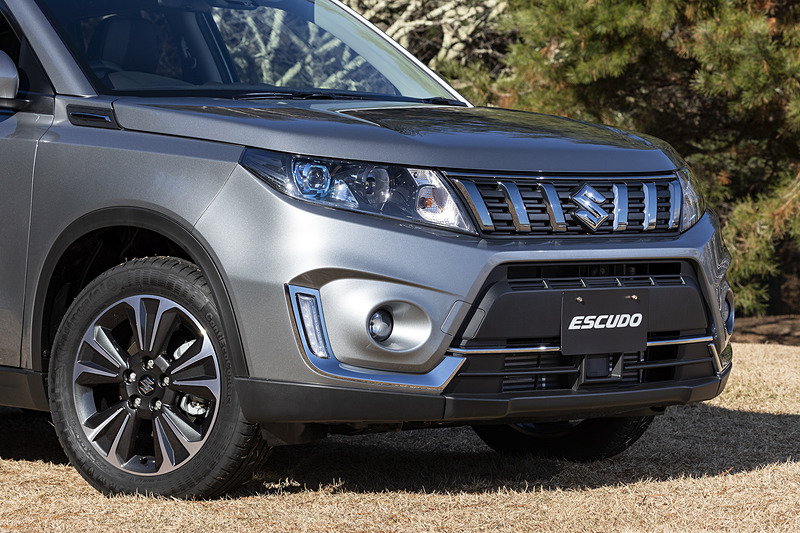 フロントグリルのスモークメッキ化やメッキ加飾の装着などフロントマスクのイメージを変更