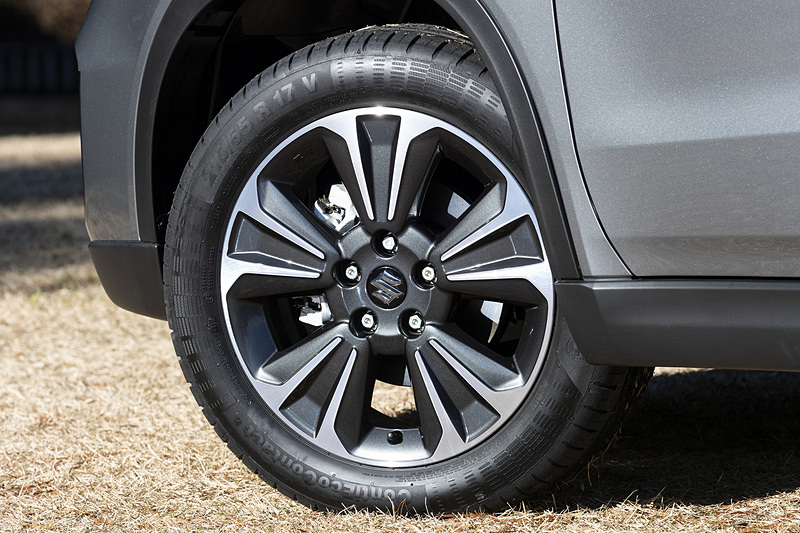 17インチアルミホイールは切削加工＋ガンメタリック塗装に変更された