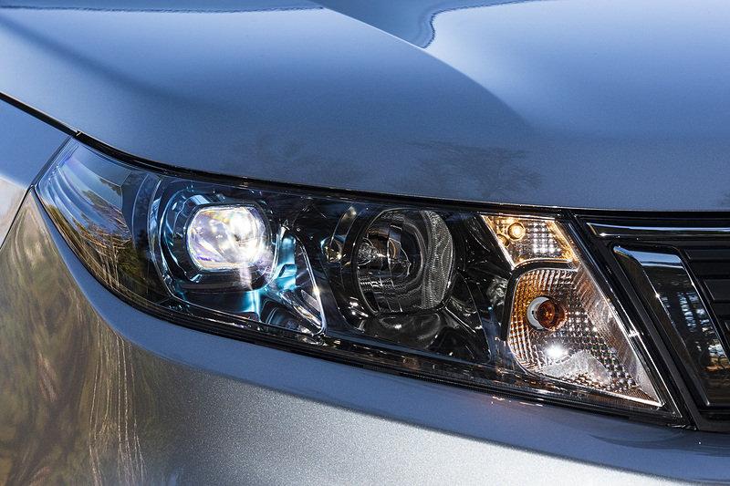 LEDヘッドライトにブループロジェクトカバーを追加し、フォグランプの横にメッキイルミネーションベゼルを装着