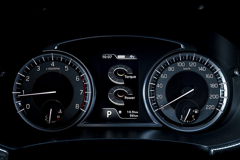 マルチインフォメーションディスプレイがカラー液晶に変更された