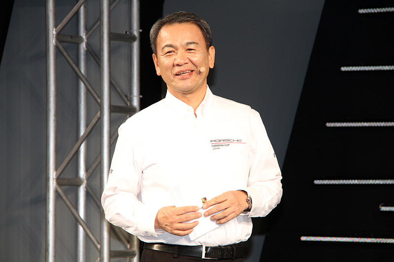 「本日は新しいニュースがあります」として、2019年に新たに718 ケイマン GT4 Clubsportのワンメイクレースを開催することを発表した七五三木社長