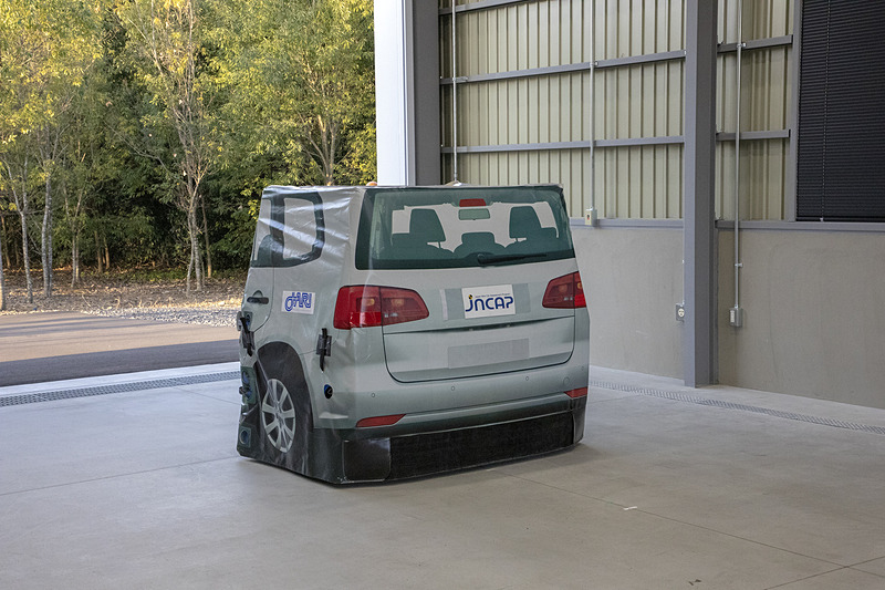 ターゲットはビニールシートにクルマの車体を印刷したものだが、窓の中のシートなども描かれていてそれなりにリアル