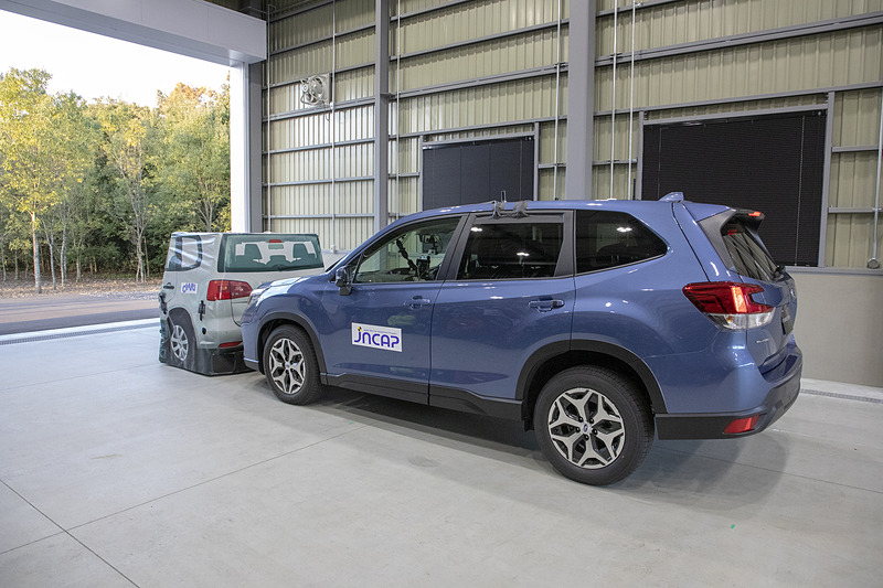 デモの様子。前進、後退ともにぶつかることなくクリアした。この機能が高評価なら、アクセルとブレーキの踏み間違え事故は高い確率で防げそうだ