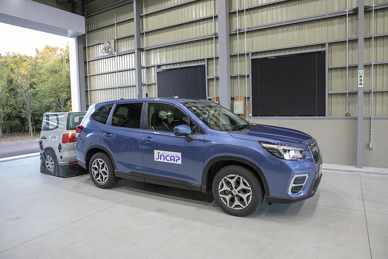 デモの様子。前進、後退ともにぶつかることなくクリアした。この機能が高評価なら、アクセルとブレーキの踏み間違え事故は高い確率で防げそうだ