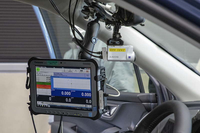 試験車の装備。ドライバーは乗車するが、人間が運転するのはクルマの位置を決めたりする時だけで、試験開始になるとPCに入っている試験プログラムに沿って「アクセルロボット」がペダルを操作。ドライバーは何も操作しない