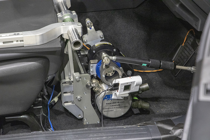 シートにフレームを付けてしっかりとベースを作った後にアクセルロボットを固定する。試験用のステアリングロボットもあるが、この試験では使用しない