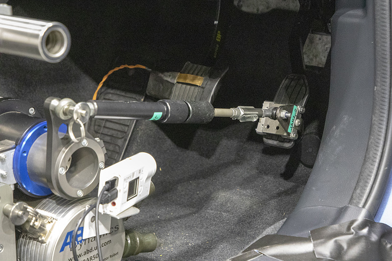 ペダル側の作りはこうなっている。試験スタートと同時に全開になるまで一気に素早く踏み込む