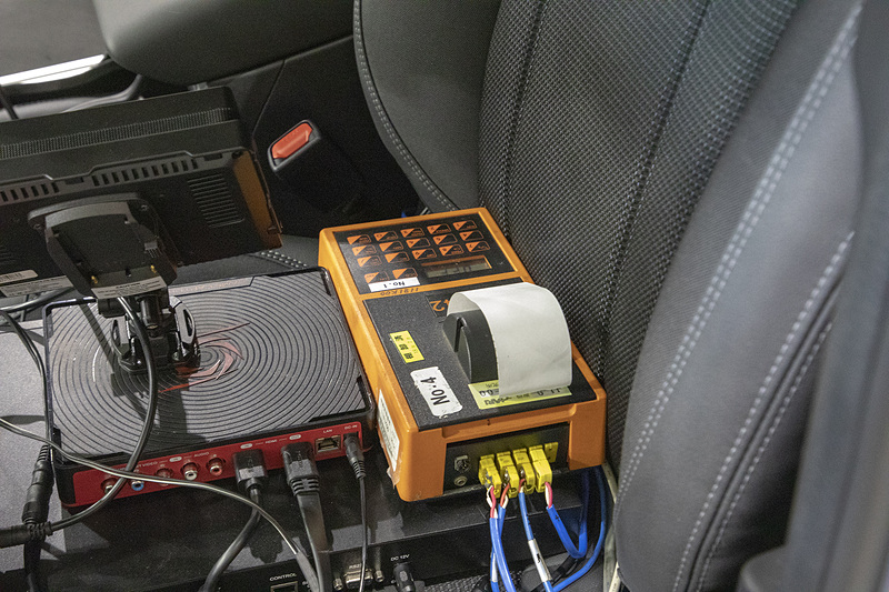 ブレーキの性能評価なので、4輪のブレーキにはテスト用の温度域が設定されている。本来のテストではブレーキの温度を65℃～100℃に上げて行なう