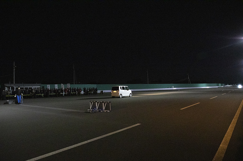 道路の明るさは15ルクス程度とアナウンスされた。デジタルカメラでもISOを32000ほどに上げないと動くものは撮れない明るさ