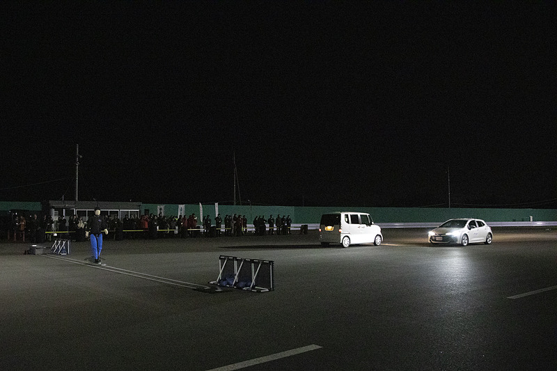 対向車を過ぎたあたりからブレーキが掛かっている。そして歩行者の前で停車しているのでダミーは歩き続ける。このブレーキはクルマのシステムによるもの