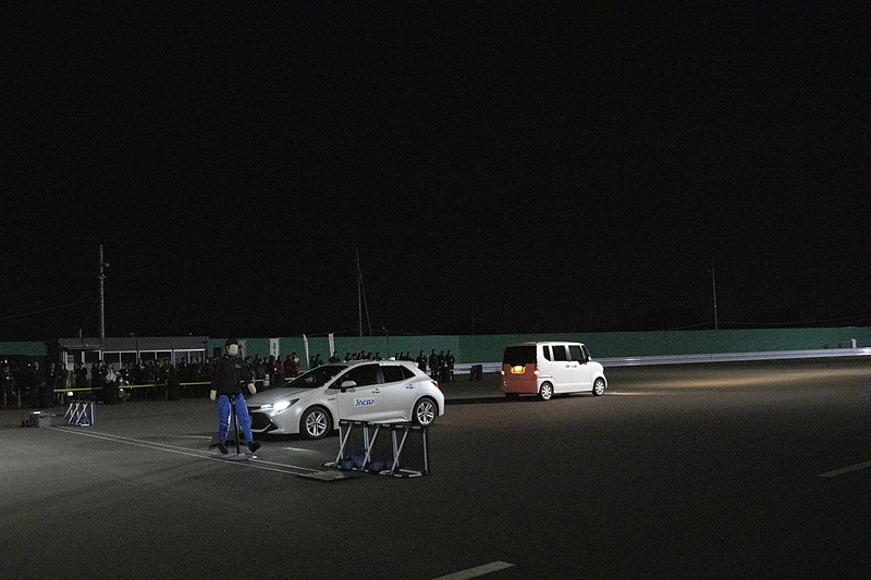 対向車を過ぎたあたりからブレーキが掛かっている。そして歩行者の前で停車しているのでダミーは歩き続ける。このブレーキはクルマのシステムによるもの