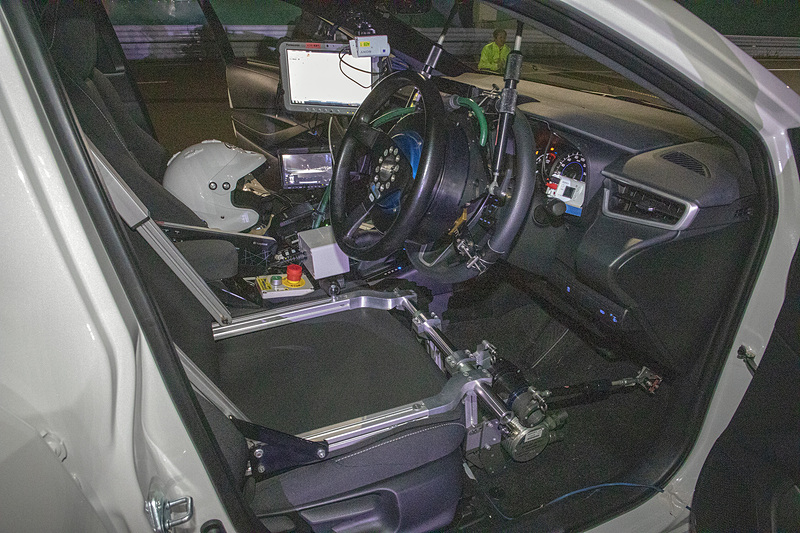 試験車の装備。計測の正確さはもちろんのこと、繰り返し行なうテストなので高い再現性も必要。そこでステアリングロボットも装備され、走行ラインはGPSを使って毎回正確に同じ位置を走るようになっている。また、決められた速度で走るためのアクセル操作はアクセルロボットが行なう。加速度やヨーレートなども計測している
