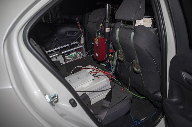 リアシートにはGPSの機器や記録用の機材が積まれていた