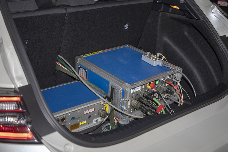 ラゲッジスペースにはロボットの動作用の装置やバッテリーが積まれている。重量は機材とドライバー含めて200kg以内に収める決まりだ