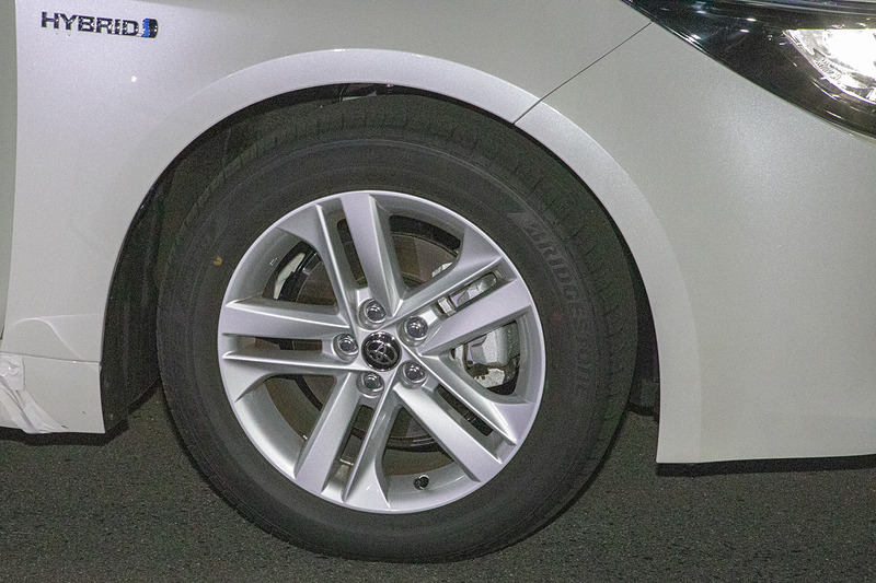 このテストもブレーキ温度設定がある。こちらも温度設定は65℃～100℃。ここから外れた場合は合わせてからテストを行なう。試験車は新車なので、テストの前にはタイヤの慣らし走行を行なっていて、ブレーキも200回くらい効かせてあたりを付ける。空気圧は車両ごとにメーカーが設定している指定空気圧に合わせる