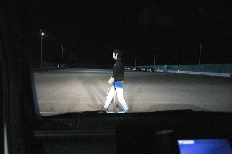 試乗は人が運転する方法で速度は35km/hほど。ドライバーを含めて4名乗車と車重は重くなっていたが、ダミーに当たることなく停車した