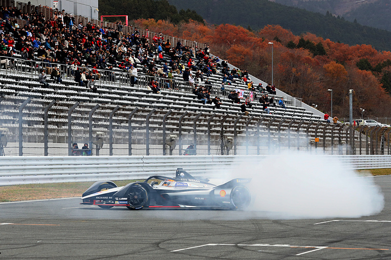 日産フォーミュラEマシンのデモ走行。ドーナツターンも決めた！