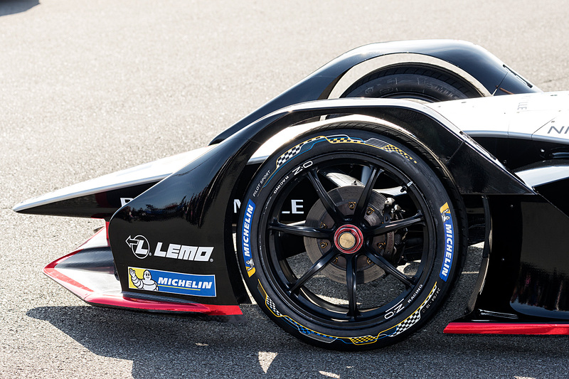 日産フォーミュラEマシンの詳細。なお、日産のフォーミュラEマシンはセバスチャン・ブエミ選手とオリバー・ローランド選手がドライブする