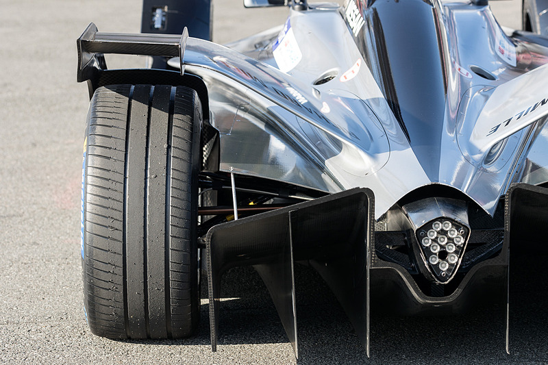 日産フォーミュラEマシンの詳細。なお、日産のフォーミュラEマシンはセバスチャン・ブエミ選手とオリバー・ローランド選手がドライブする