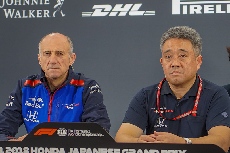 トロロッソ 代表 フランツ・トスト氏（左）と山本部長（右）、F1 日本GPでのフライデー会見にて