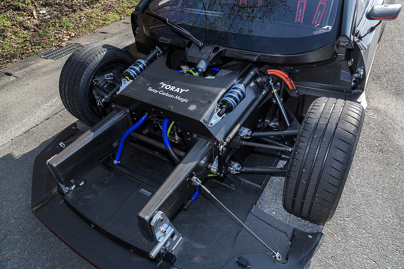 RC_02のカウルを外したところ。前後ともプッシュロッド式ダブルウィッシュボーンサスペンションを採用