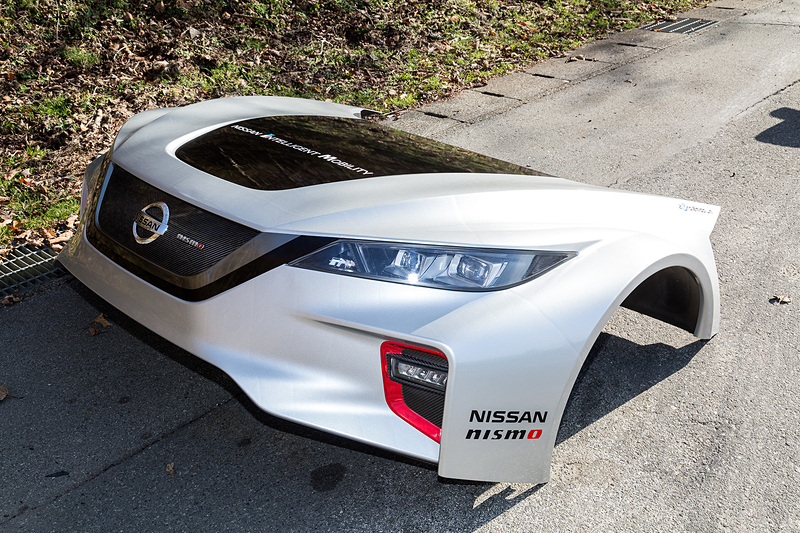 RC_02のカウルを外したところ。前後ともプッシュロッド式ダブルウィッシュボーンサスペンションを採用