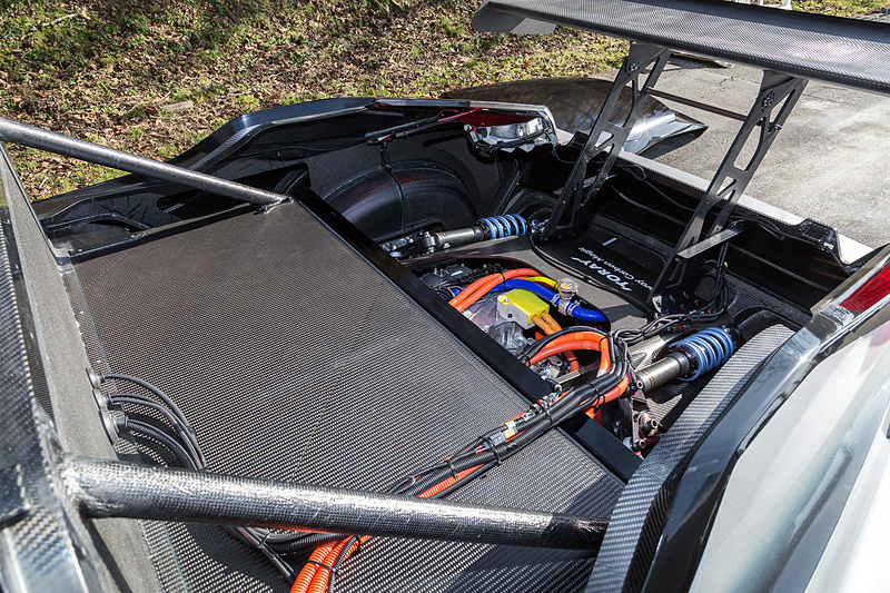 RC_02のカウルを外したところ。前後ともプッシュロッド式ダブルウィッシュボーンサスペンションを採用