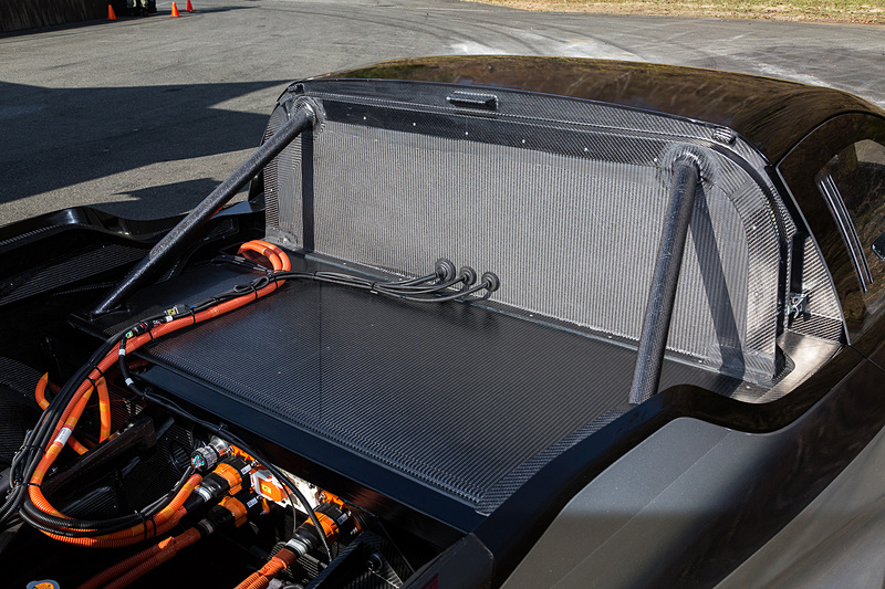 RC_02のカウルを外したところ。前後ともプッシュロッド式ダブルウィッシュボーンサスペンションを採用