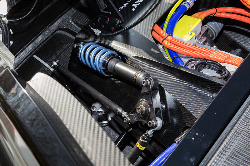 RC_02のカウルを外したところ。前後ともプッシュロッド式ダブルウィッシュボーンサスペンションを採用