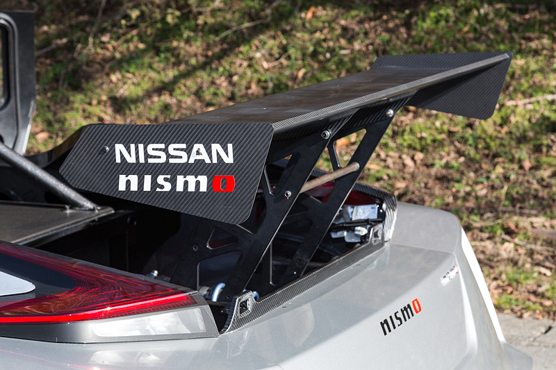 RC_02のボディサイズは4546×1942×1212mm（全長×全幅×全高）、ホイールベースは2750mm。RC_01と比べて全長が100mm、ホイールベースが150mm長くなった。スリーピース構造の車体には、脱着可能なフロント・リアセクション、固定式のウィンドウ、LEDヘッドライト＆テールランプ、調整可能なリアウイングを搭載する