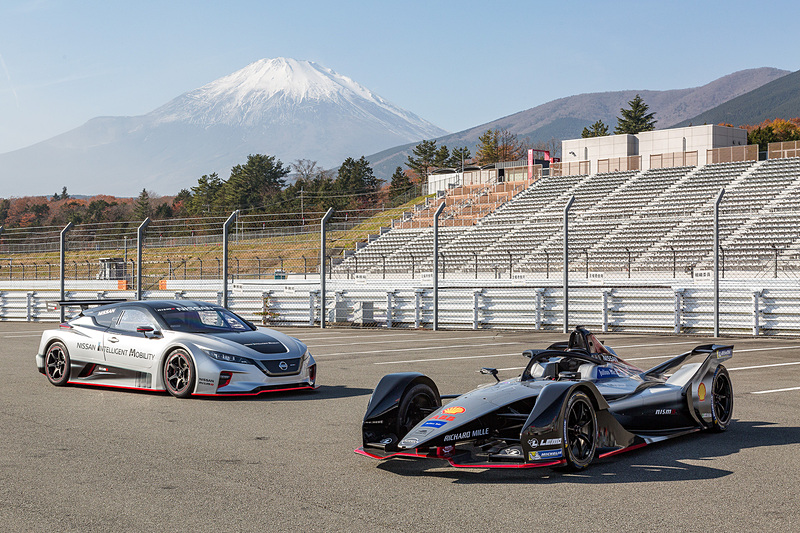 12月2日のNISMOフェスティバルで日本初のデモンストレーション走行を行なった日産フォーミュラEマシンとRC_02