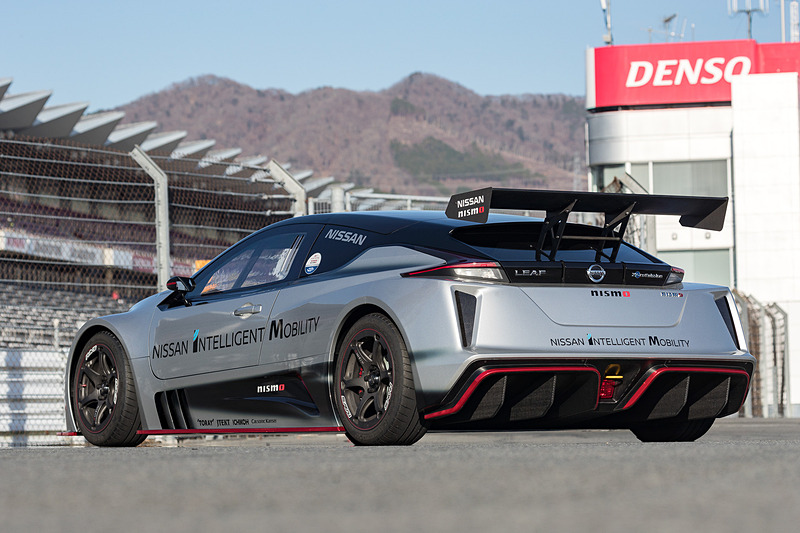 RC_02のボディサイズは4546×1942×1212mm（全長×全幅×全高）、ホイールベースは2750mm。RC_01と比べて全長が100mm、ホイールベースが150mm長くなった。スリーピース構造の車体には、脱着可能なフロント・リアセクション、固定式のウィンドウ、LEDヘッドライト＆テールランプ、調整可能なリアウイングを搭載する