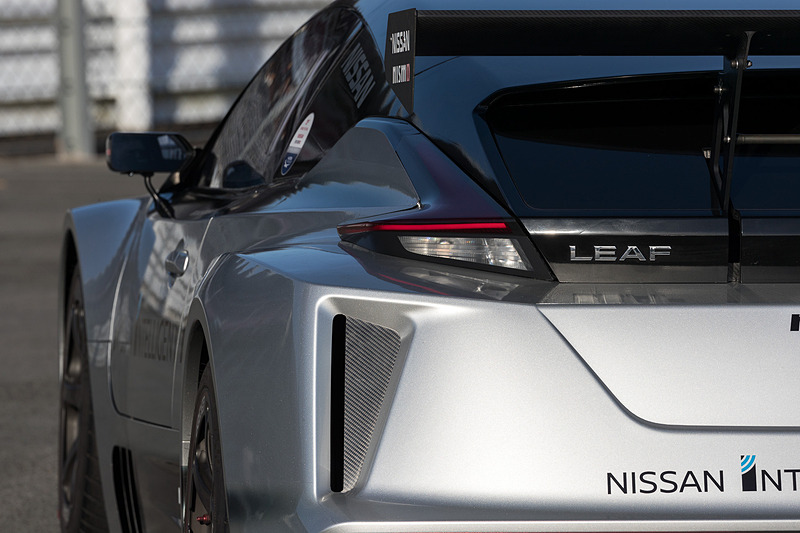 RC_02のボディサイズは4546×1942×1212mm（全長×全幅×全高）、ホイールベースは2750mm。RC_01と比べて全長が100mm、ホイールベースが150mm長くなった。スリーピース構造の車体には、脱着可能なフロント・リアセクション、固定式のウィンドウ、LEDヘッドライト＆テールランプ、調整可能なリアウイングを搭載する