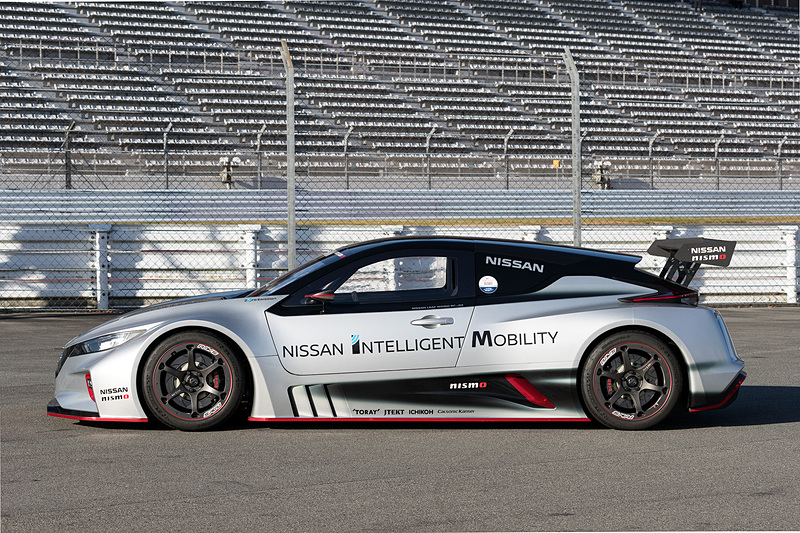 RC_02のボディサイズは4546×1942×1212mm（全長×全幅×全高）、ホイールベースは2750mm。RC_01と比べて全長が100mm、ホイールベースが150mm長くなった。スリーピース構造の車体には、脱着可能なフロント・リアセクション、固定式のウィンドウ、LEDヘッドライト＆テールランプ、調整可能なリアウイングを搭載する