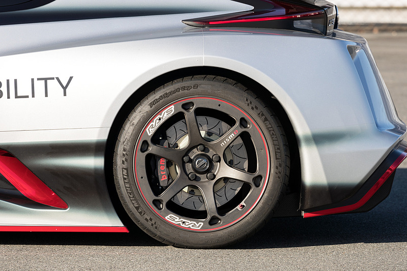 RC_02のボディサイズは4546×1942×1212mm（全長×全幅×全高）、ホイールベースは2750mm。RC_01と比べて全長が100mm、ホイールベースが150mm長くなった。スリーピース構造の車体には、脱着可能なフロント・リアセクション、固定式のウィンドウ、LEDヘッドライト＆テールランプ、調整可能なリアウイングを搭載する