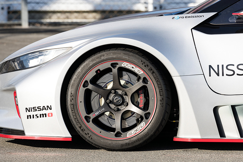 RC_02のボディサイズは4546×1942×1212mm（全長×全幅×全高）、ホイールベースは2750mm。RC_01と比べて全長が100mm、ホイールベースが150mm長くなった。スリーピース構造の車体には、脱着可能なフロント・リアセクション、固定式のウィンドウ、LEDヘッドライト＆テールランプ、調整可能なリアウイングを搭載する