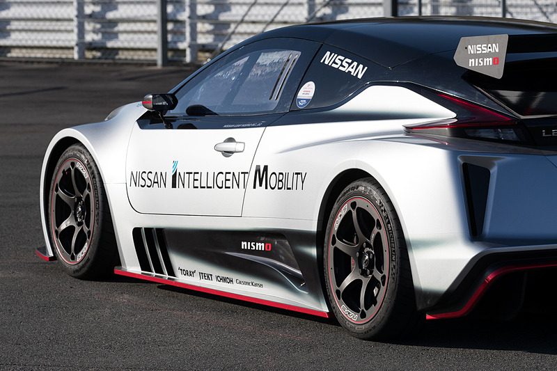 RC_02のボディサイズは4546×1942×1212mm（全長×全幅×全高）、ホイールベースは2750mm。RC_01と比べて全長が100mm、ホイールベースが150mm長くなった。スリーピース構造の車体には、脱着可能なフロント・リアセクション、固定式のウィンドウ、LEDヘッドライト＆テールランプ、調整可能なリアウイングを搭載する