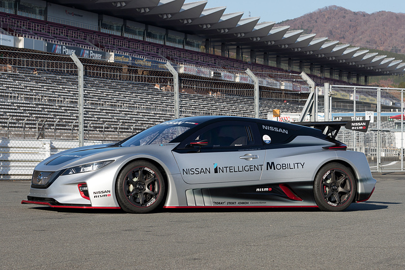 RC_02のボディサイズは4546×1942×1212mm（全長×全幅×全高）、ホイールベースは2750mm。RC_01と比べて全長が100mm、ホイールベースが150mm長くなった。スリーピース構造の車体には、脱着可能なフロント・リアセクション、固定式のウィンドウ、LEDヘッドライト＆テールランプ、調整可能なリアウイングを搭載する