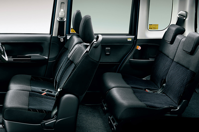 「ブラックインテリア」やシャドウフロー柄のプレミアムシャインブラックセンタークラスター、メッキ加飾などを使って質感の高い室内空間を演出