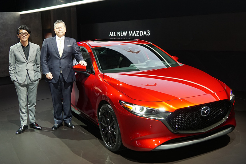 マツダ株式会社 商品本部主査の別府耕太氏（右）、デザイン本部 チーフデザイナーの土田康剛氏（左）と新型「Mazda3」のハッチバック