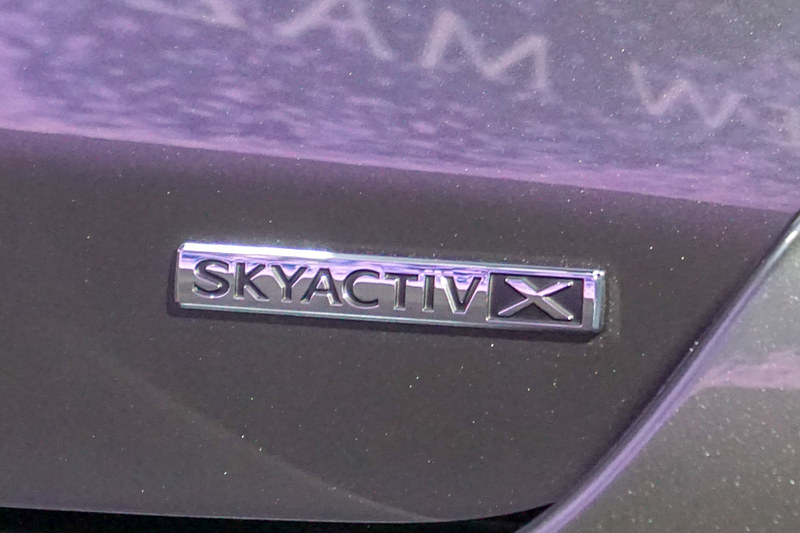量産車として世界初となる圧縮着火を実用化したガソリンエンジン「SKYACTIV-X」はマイルドハイブリッド「M Hybrid」との組み合わせで導入される