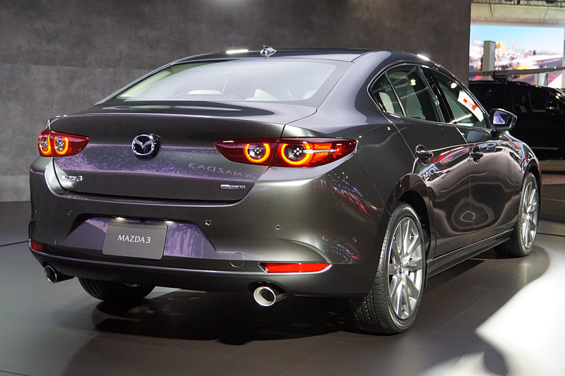 量産車として世界初となる圧縮着火を実用化したガソリンエンジン「SKYACTIV-X」はマイルドハイブリッド「M Hybrid」との組み合わせで導入される