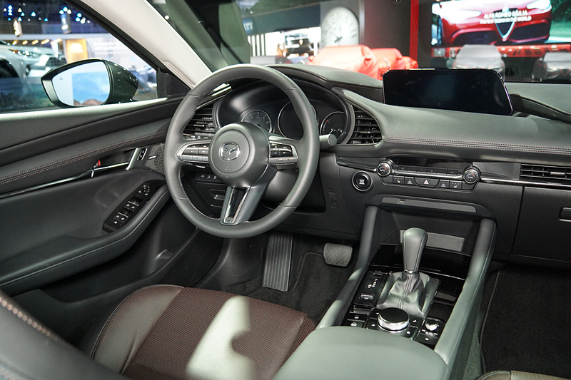 8.8インチ・横長タイプのセンターディスプレイを採用するHMI（ヒューマン・マシン・インターフェイス）。操作についてはコマンダーコントロールに1本化される