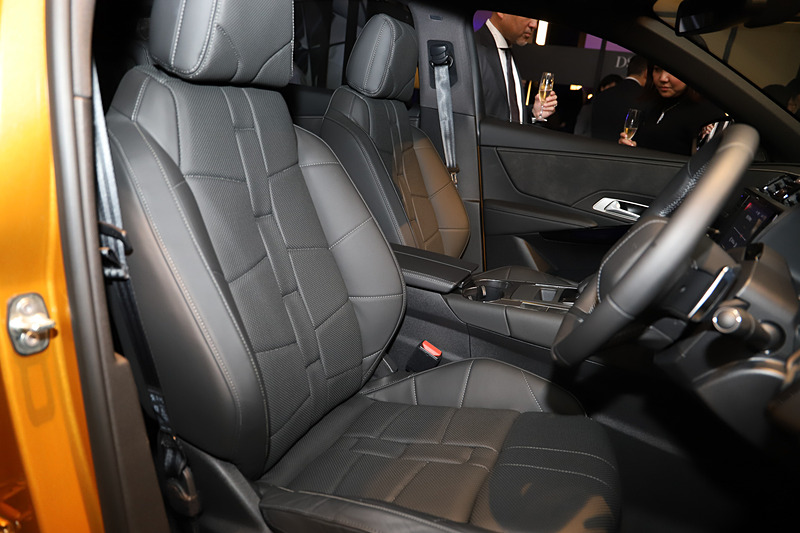 通常3台の車両が展示される店内は、オープニングイベントということでスペースの関係から、7月に発売された「DS 7 クロスバック」のみが展示されていた