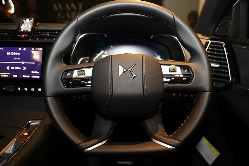 通常3台の車両が展示される店内は、オープニングイベントということでスペースの関係から、7月に発売された「DS 7 クロスバック」のみが展示されていた