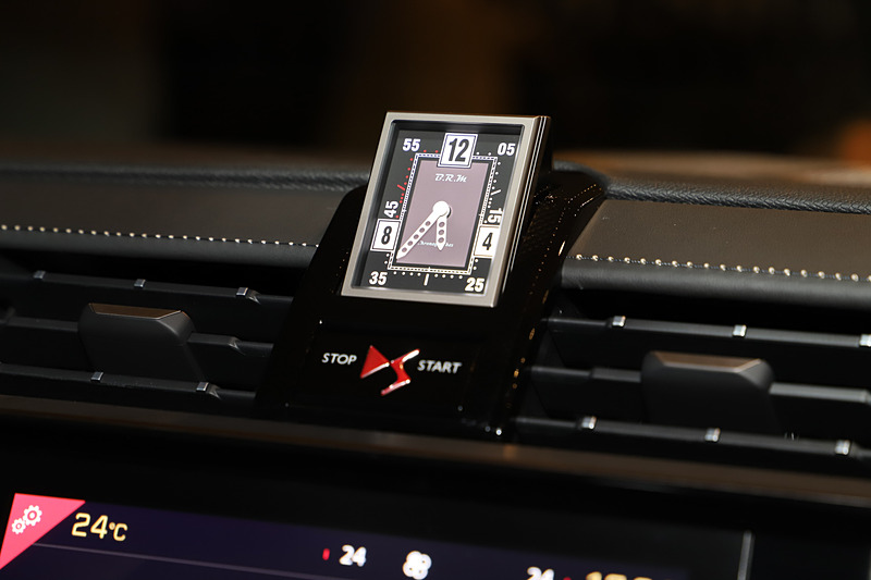 通常3台の車両が展示される店内は、オープニングイベントということでスペースの関係から、7月に発売された「DS 7 クロスバック」のみが展示されていた