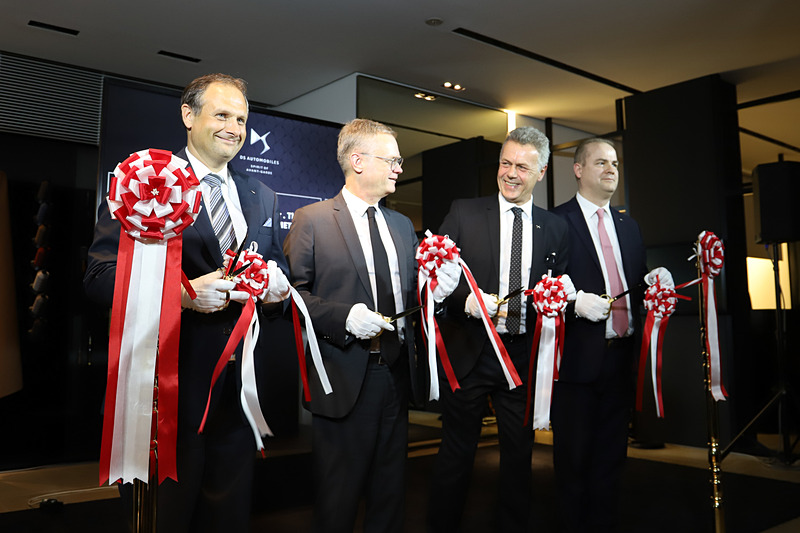 登壇した4名によるテープカットが行なわれた