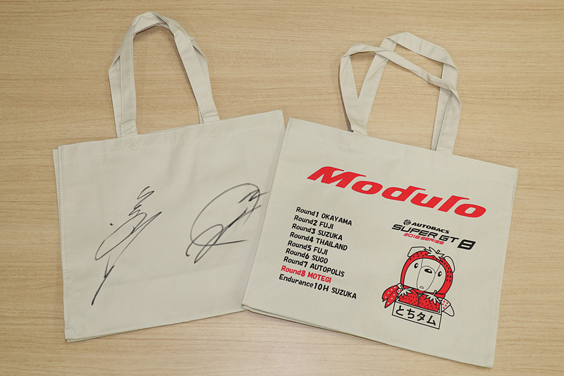 道上龍選手＆大津弘樹選手のサインが入った「“とちタム”トートバッグ」を2人にプレゼント